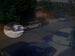 Vídeo flagra Cadu fugindo após atirar em agente prisional em Goiânia, Goiás, diz delegado (Foto: Reprodução/TV Anhanguera)
