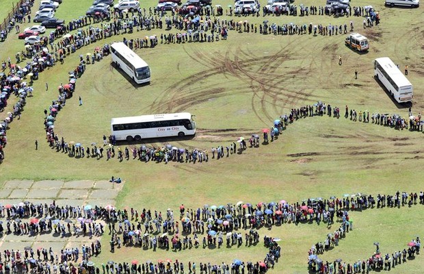 Imagem aérea mostra a enorme fila de pessoas que esperam o traslado até o Palácio do Governo da África do Sul, o Unions Buildings, em Pretória, para dar adeus a Nelson Mandela (Foto: EFE/Jacoline Prinsloo-GCIS) Imagem aérea mostra a enorme fila de pessoas que esperam o traslado até o Palácio do Governo da África do Sul, o Unions Buildings, em Pretória, para dar adeus a Nelson Mandela (Foto: EFE/Jacoline Prinsloo-GCIS)