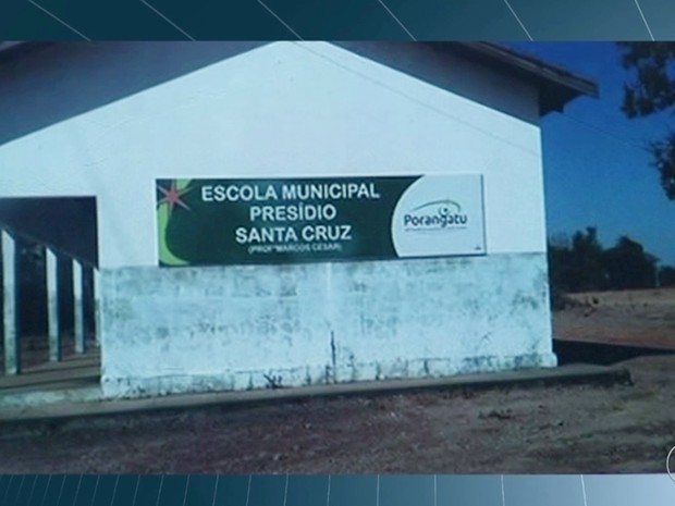 Foto que mostra placa instalada em colégio repercute nas redes sociais, Goiás (Foto: Reprodução/TV Anhanguera)