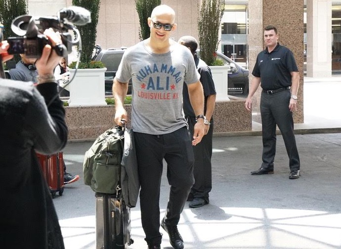 Junior Cigano desembarca em Dallas (Foto: Evelyn Rodrigues)