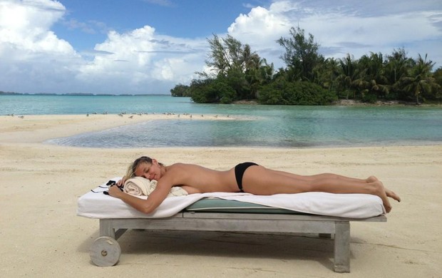 Heidi Klum pega sol de topless em ilha (Foto: Twitter/Reprodução)