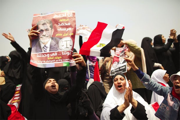Militantes de Mohammed Morsi, da Irmandade Muçulmana, comemoram na praça Tahrir, no Cairo, nesta segunda-feira (18) (Foto: Reuters)