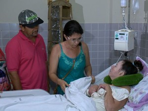 Família foi ao hospital saber se Clarinha é a familiar desaparecida (Foto: Reprodução/ TV Gazeta)