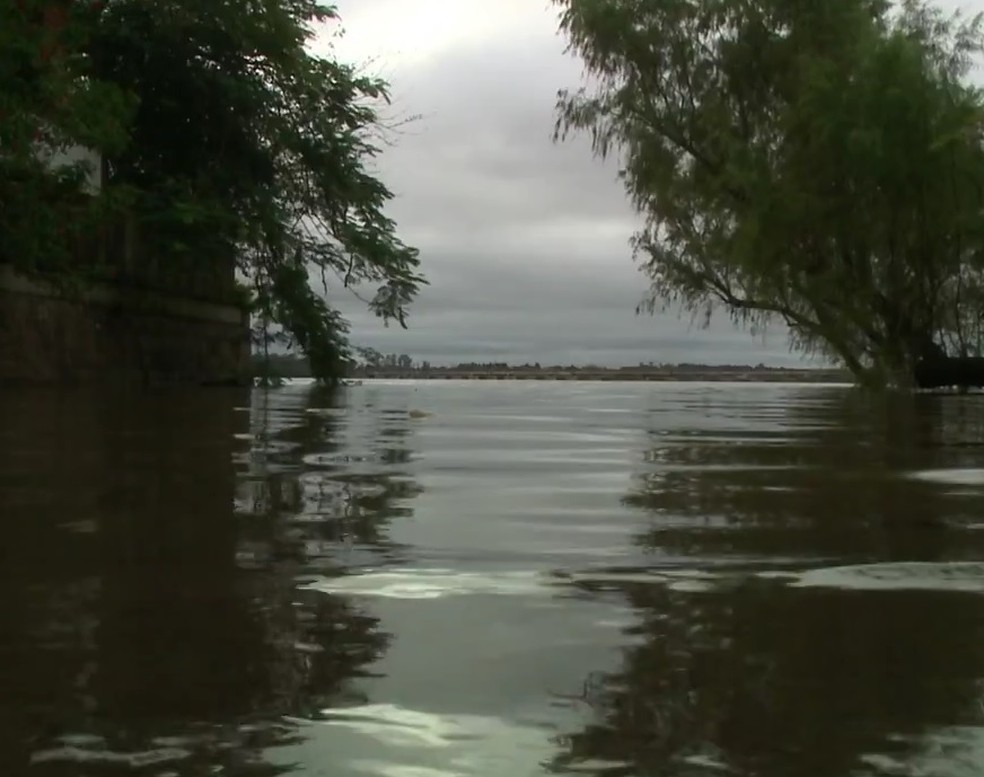 Rio Uruguai segue subindo em algumas cidades da Fronteira Oeste (Foto: Reprodução/RBS TV)