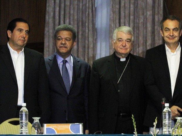 O enviado do Vaticano, Emir Paul Tscherrig (segundo à direita, o ex-presidente espanhol Jose Luis Rodriguez Zapatero (à direita), o ex-presidente do Panamá, Martin Torrijos (à esquerda), e o ex-presidente da República Dominicana, Leonel Fernandez (segunda (Foto: STR / AFP)