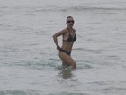 Carla Marins mergulha após correr na praia
