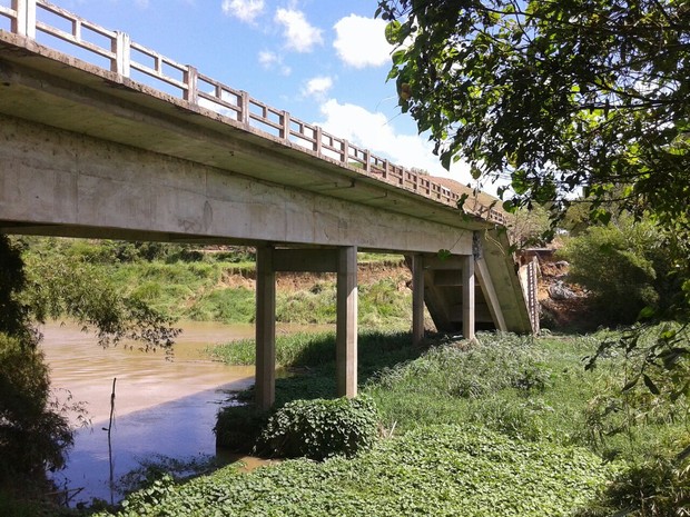 Ponte desabou sobre o Rio Mundaú; ninguém ficou ferido (Foto: Waldson Costa/G1)