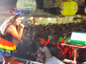 Cantora Ana costa fez o primeiro show da noite do polo Orla (Foto: Isa Mendes / TV Grande Rio)