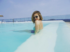 Lucy Hale curte dia de sol em piscina de hotel no Rio