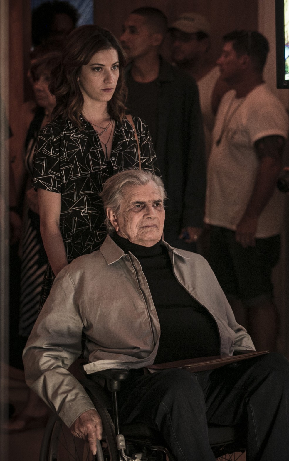 Ana Luiza conduz Fausto até Mág (Foto: Raphael Dias/Gshow)