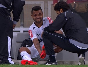 Rafael Carioca sentiu o tornozelo e teve que sair mais cedo (Foto: Reprodução/TV Globo Minas)