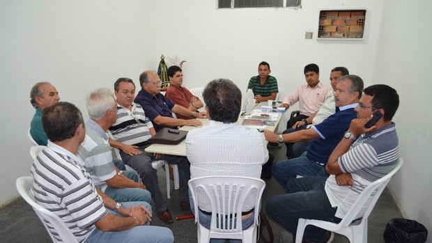 Conselheiros se reúnem com técnico Givanildo Sales (Foto: João Áquila, GLOBOESPORTE.COM)