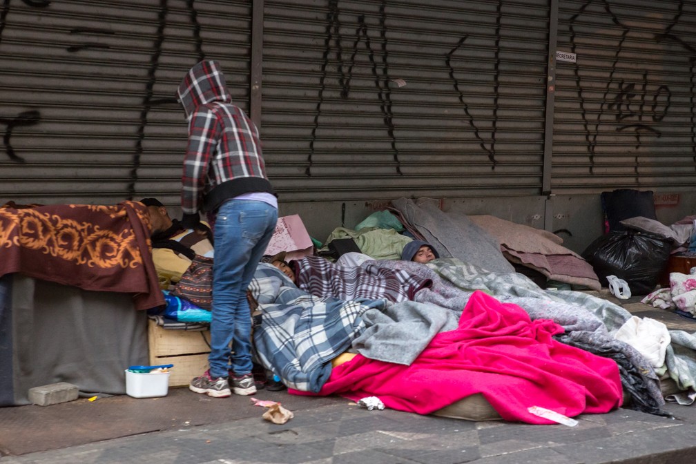 Moradores de rua dorme com cobertas na Praça da Sé (Foto: Celso Tavares/G1)
