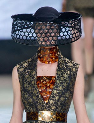 A versão McQueen do acessório (Foto: Imaxtree)