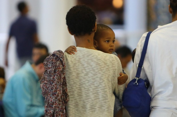 Tais Araujo com o filho no Rio (Foto: Marcello Sá Barretto/AgNews)