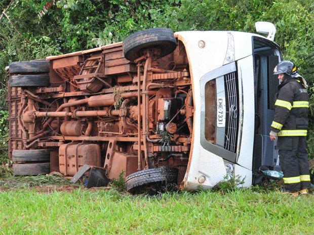 Um micro-ônibus da Prefeitura de Barretos (SP) tombou no final da tarde da última segunda-feira (4), na Rodovia Assis Chateaubriand. De acordo com a polícia, o veículo seguia para Guaíra (SP) , quando no quilômetro 84, o motorista teria perdido o controle da direção, cruzou a pista contrária e tombou às margens da via. O condutor do micro-ônibus e três passageiros sofreram ferimentos leves  (Foto: Tininho Junior/ O Diário de Barretos)