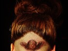 Lady Gaga faz tatuagem na cabeça