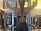 Ex-BBB Michelly posta foto bizarra das costas musculosas