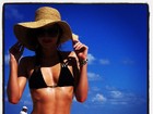 De biquíni, Miranda Kerr exibe barriga sequinha em praia
