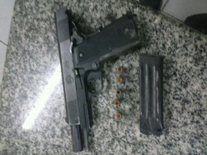 Suspeito foi preso com uma pistola calibre 40 (Foto: Polícia Militar/Divulgação)