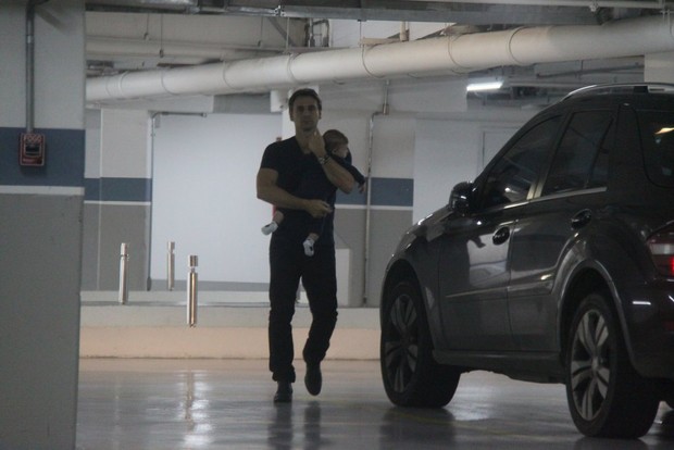 Murilo Rosa e filhos no estacionamento de shopping (Foto: Delson Silva / Agnews)