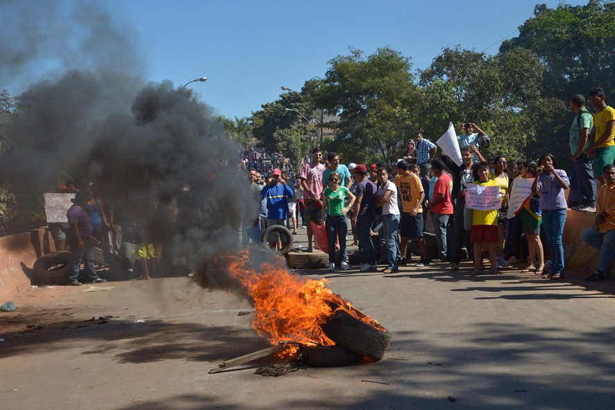  Moradores de Santo Antônio do Descoberto, em Goiás, fazem manifestação por melhorias no transporte público 