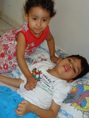 Crianças com leucodistrofia metacromática em Goiânia (Foto: Gabriela Lima/G1)