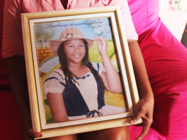 Patrícia Costa, de 19 anos, foi morta por bala perdida no Centro de Teresina (Foto: Wenner Tito/G1)