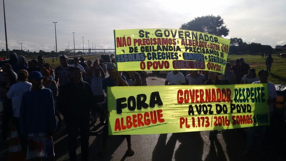 Manifestantes levantam faixas em protesto a abertura do albergue de Ceilândia (Foto: PRF / Divulgação)