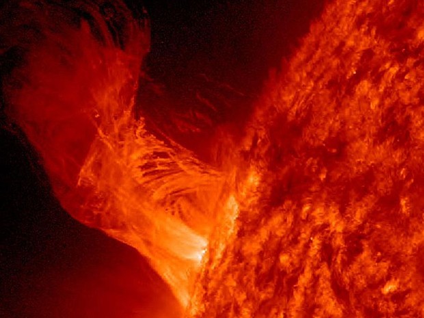 Uma sonda da agência espacial americana (Nasa) captou uma erupção solar de "pequenas proporções" com 20 vezes o diâmetro da Terra. O evento ocorreu nesta segunda-feira (31) e durou quatro horas. (Foto: Nasa/SDO/Steele Hill)