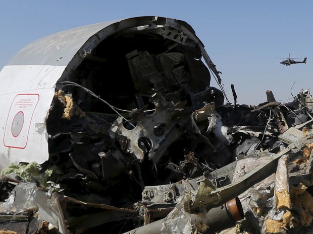 Helicóptero egípcio sobrevoa destroços do avião russo da Metrojet que caiu na região de Hassana, em foto de 1º de novembro (Foto: Reuters/Mohamed Abd El Ghany)