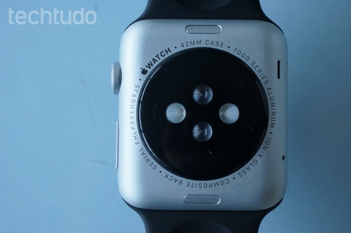 O carregamento do Apple Watch é feito por indução magnética, sem fios (Foto: Bernardo Dabul/TechTudo) O carregamento do Apple Watch é feito por indução magnética, sem fios (Foto: Bernardo Dabul/TechTudo)