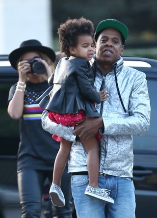Beyoncé com Jay-Z e a filha, Blue Ivy Carter, em Paris, na França (Foto: Grosby Group/ Agência)