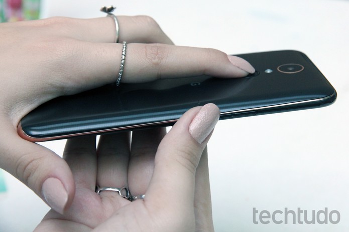 Pressione os botões de bloqueio e de diminuir volume do LG K10 Novo (Foto: Anna Kellen Bull/ TechTudo) Pressione os botões de bloqueio e de diminuir volume do LG K10 Novo (Foto: Anna Kellen Bull/ TechTudo)