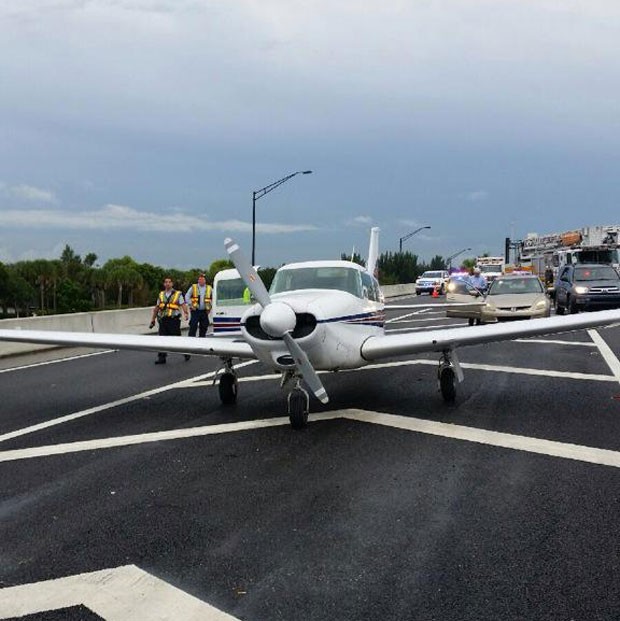 [Internacional] Avião de pequeno porte faz pouso de emergência em rodovia na Flórida Untitled-7