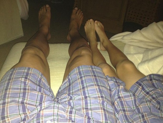 Vitor Belfort usa shorts iguais aos do filho Davi para dormir (Foto: Reprodução/Instagram)
