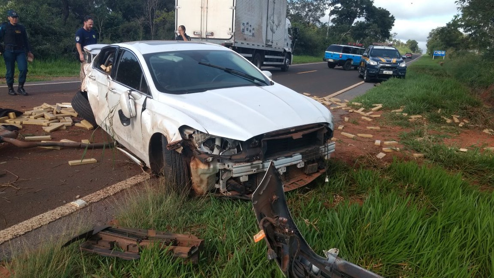 Polícia Militar - Traficante capota carro com 1 tonelada de maconha, ao fugir da PRF