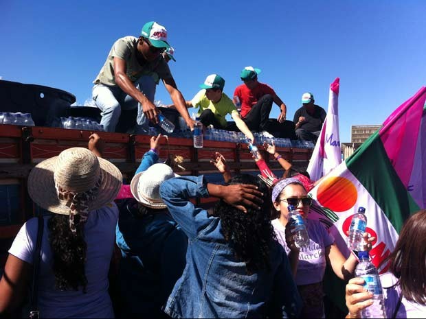 Participantes de marcha na Esplanada pegam água em caminhão de apoio (Foto: Gabriel Luiz/G1)
