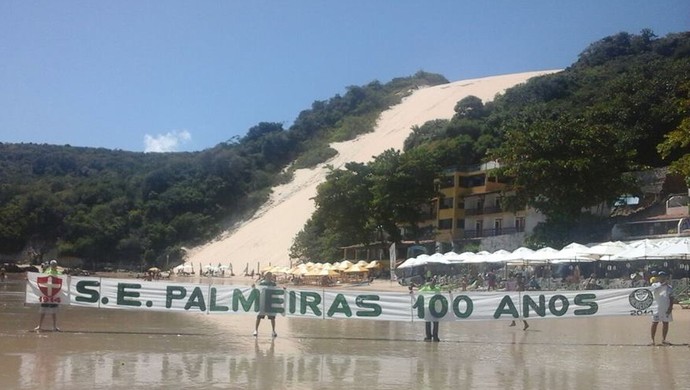 Centenário: palmeirenses levam faixa a principais pontos turísticos de Natal