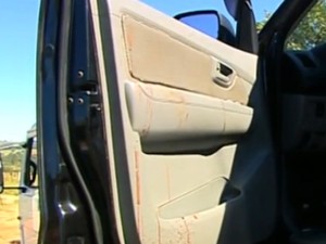 Marcas de sangue em uma das portas da caminhonete (Foto: TV Integração/Reprodução)