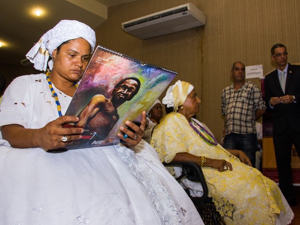 Representantes dos grupos de matriz africana observam o calendário (Foto: Jonathan Lins/G1)