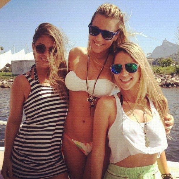 Marien, ex-bbb, de biquíni com amigas (Foto: Instagram / Reprodução)