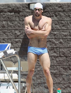 Michael Phelps foi ovacionado pelo público em seu retorno no GP de Mesa, nos EUA (Foto: Christian Petersen/Getty Images)
