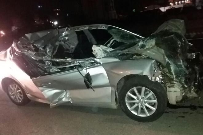 Camry bateu em um caminhão parado na BR-101 (Foto: PRF/Divulgação)