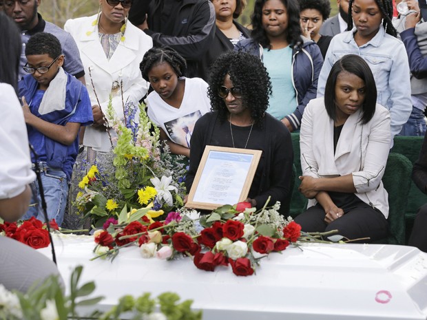 Gloria Darden, mãe de Freddie Gray (centro), participa da cerimônia de enterro do filho ao lado de familiares, no Woodlawn Cemetery, em Baltimore, na segunda-feira (27) (Foto: AP Photo/Patrick Semansky)