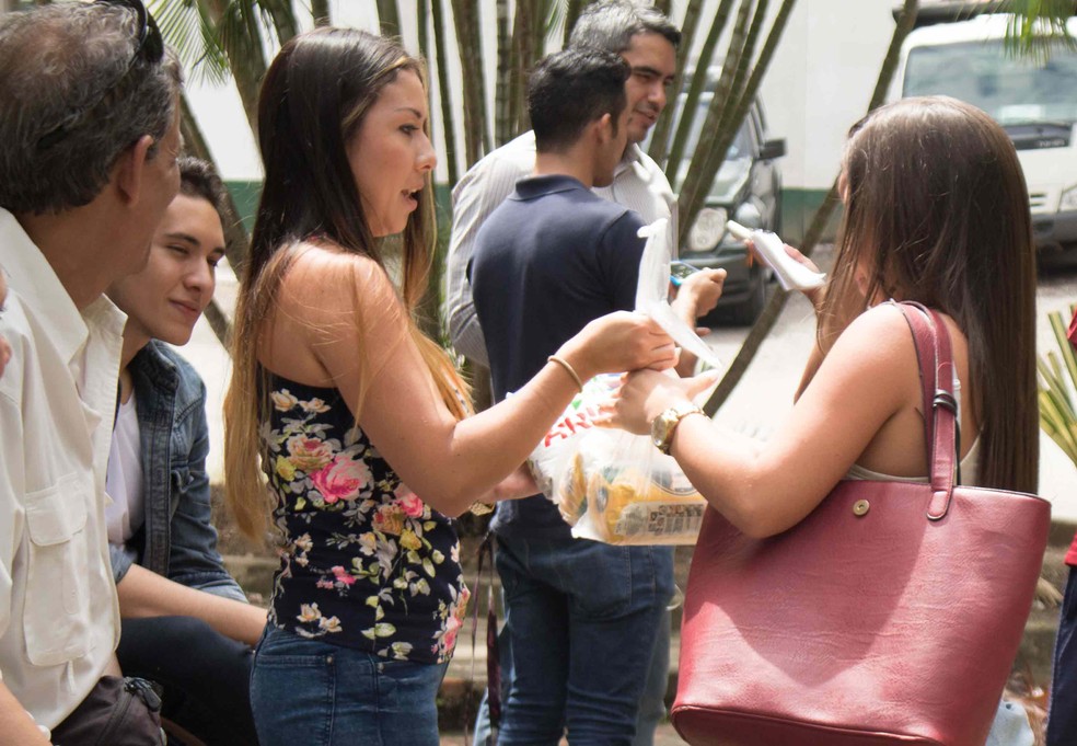 Angela López e Grecia Reyes trocam produtos neste sábado (25) em Baruta, na Venezuela (Foto: Rocío Salazar / J. Walter Thompson)