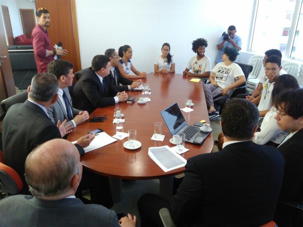 Reunião entre estudantes, MP-ES, TRE-ES e Defensoria Pública (Foto: Diony Silva/ CBN Vitória)