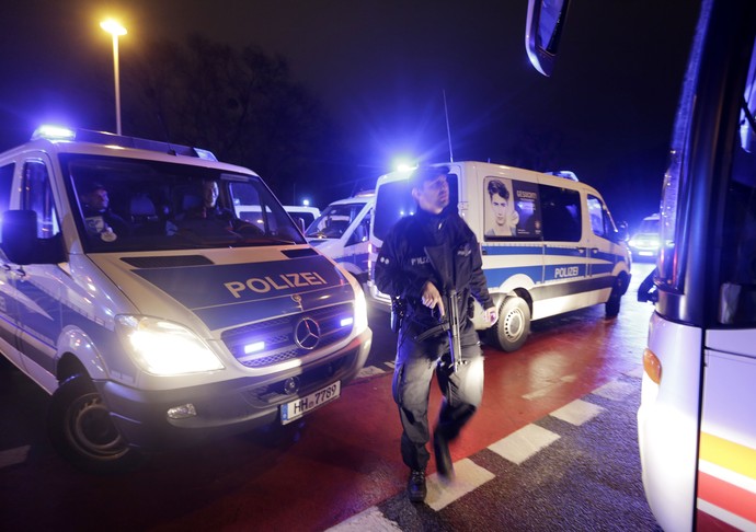 Polícia alemã HDI-Arena Hannover (Foto: AP Photo/Markus Schreiber)