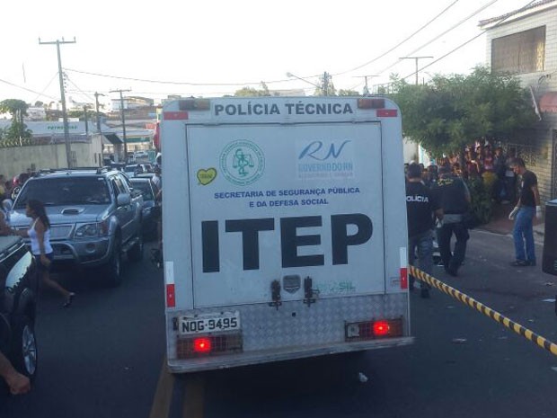 Itep esteve no local para recolher o corpo da vítima morta no acidente na Coronel Estevam, em Natal (Foto: Heloisa Guimarães/Inter TV Cabugi) Itep esteve no local para recolher o corpo da vítima morta no acidente na Coronel Estevam, em Natal (Foto: Heloisa Guimarães/Inter TV Cabugi)