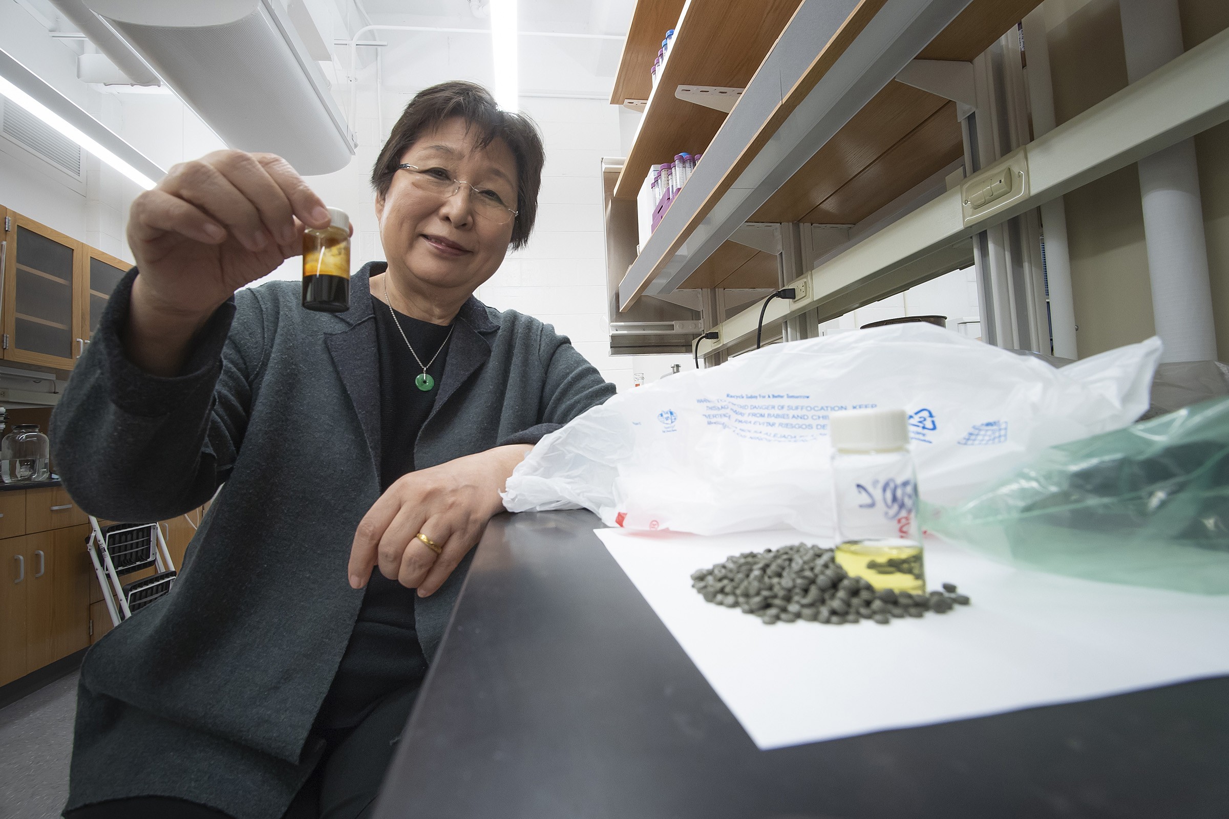 Engenheira química Linda Wang no laboratório em que transforma plástico em combustível.  (Foto: Purdue Research Foundation / Vincent Walter)